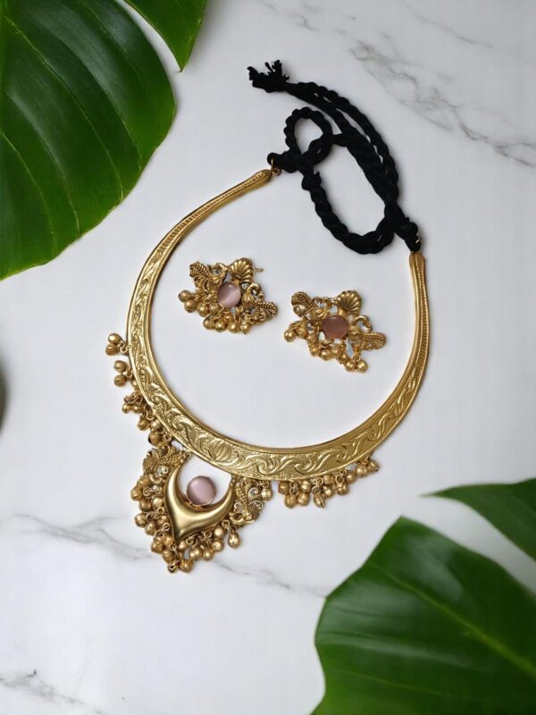 Traditional Golden Hasuli Necklace Set with Earrings - Image 4