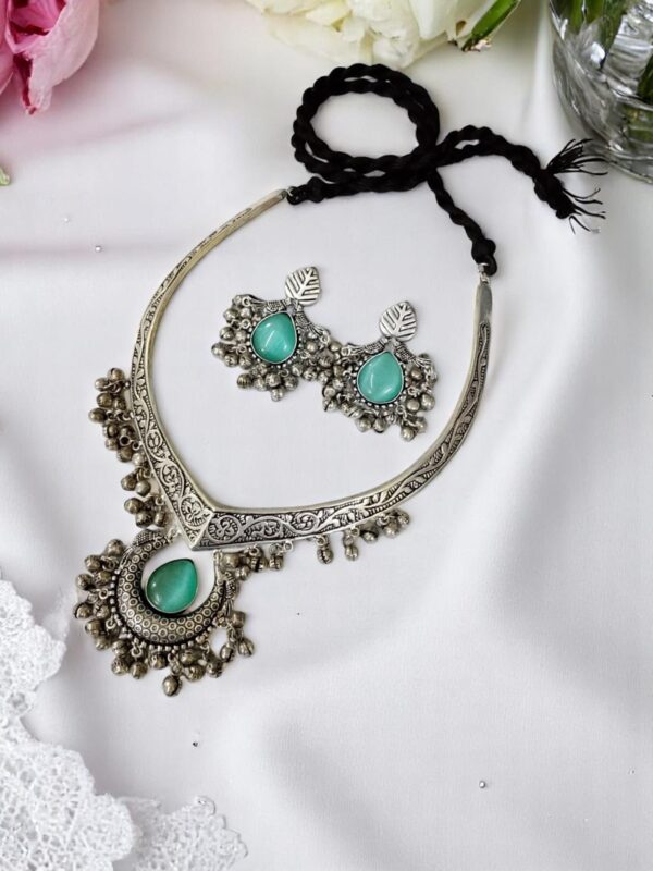 Brass Metal Hasuli Necklace Set