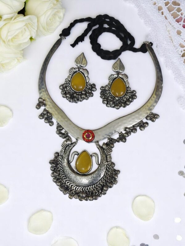 Silver Hasuli Necklace Set with Earrings - Image 3