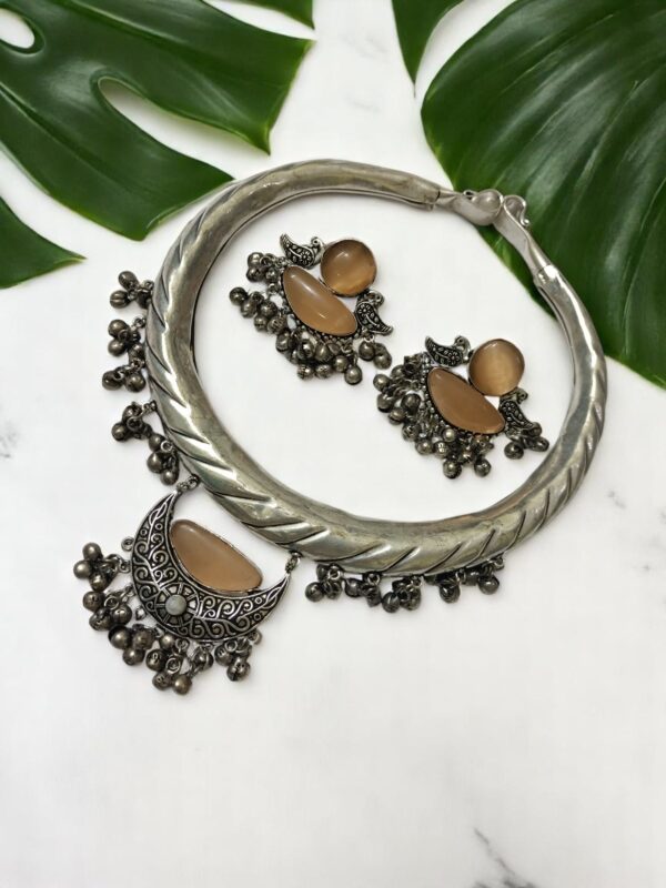 Moon Traditional Hasuli Necklace Set - Image 3