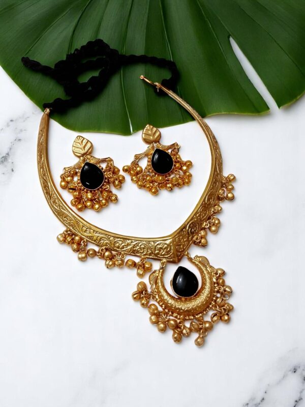 Elegant Traditional Hasuli Necklace Set with Earrings - Image 8