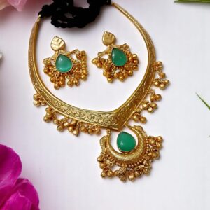 Elegant Traditional Hasuli Necklace Set with Earrings