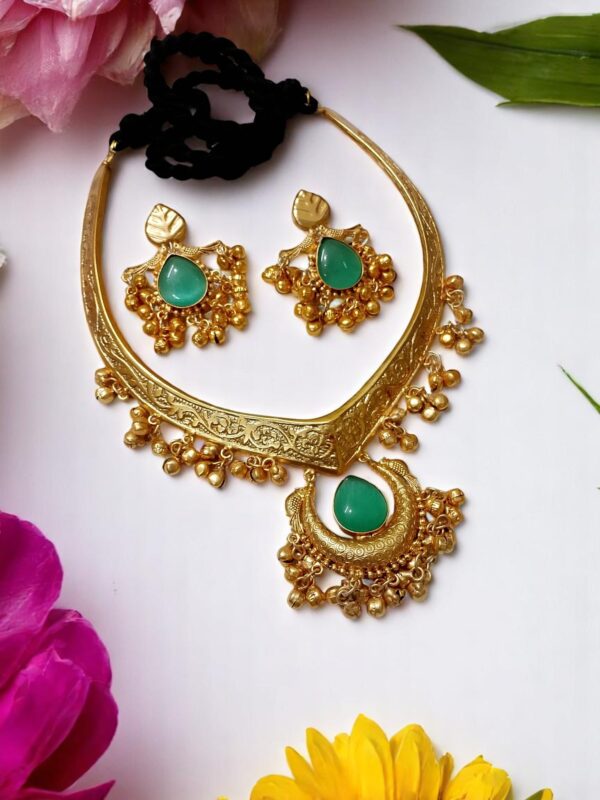 Elegant Traditional Hasuli Necklace Set with Earrings