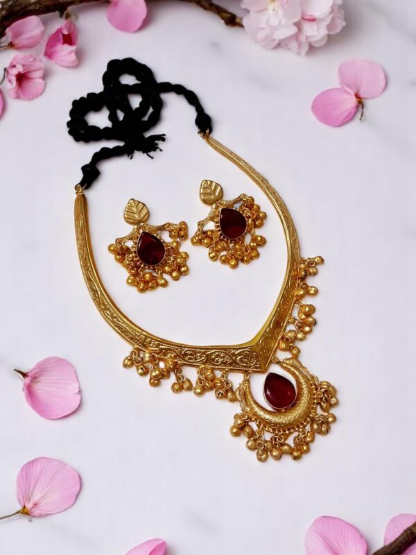 Elegant Traditional Hasuli Necklace Set with Earrings - Image 3
