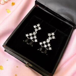Gorgeous Black Ad Stone Neckalec