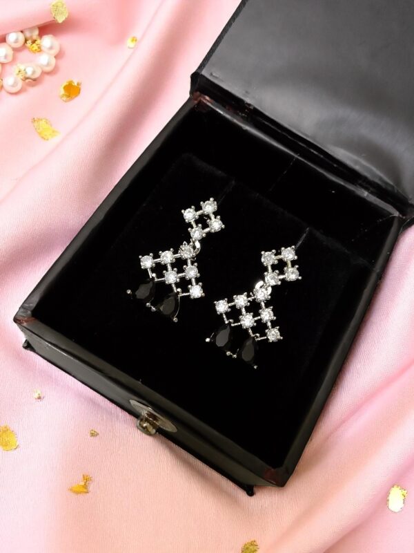 Gorgeous Black Ad Stone Neckalec