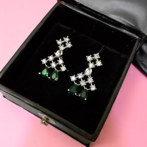 Gorgeous Green Ad Stone Neckalec