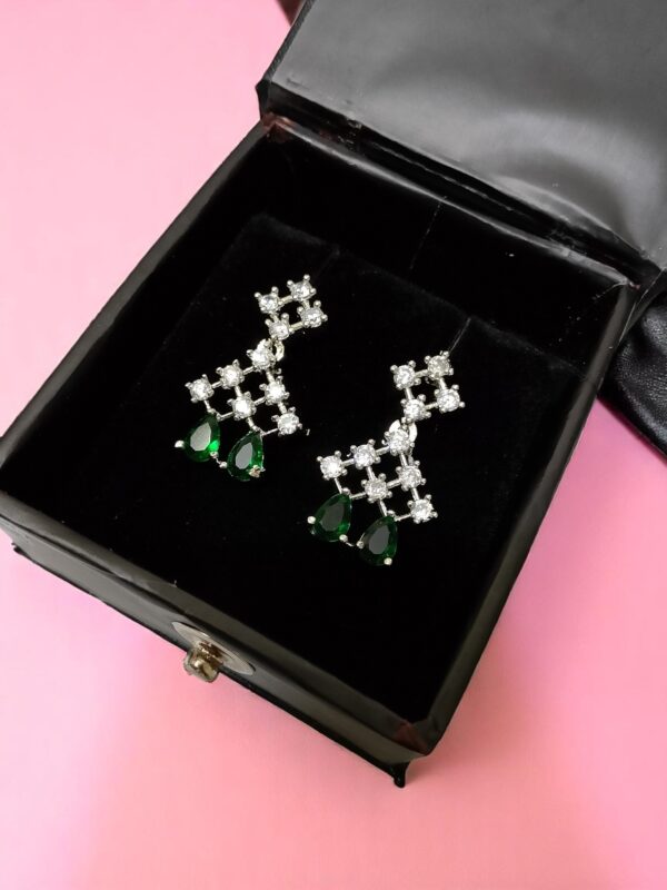 Gorgeous Green Ad Stone Neckalec
