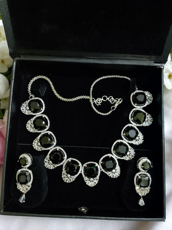 Black Ad Stone Necklace With Earring Pair