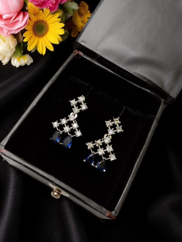 Gorgeous Blue Ad Stone Neckalec