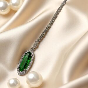 Elegant Green Maang Tikka with Stone Detailing