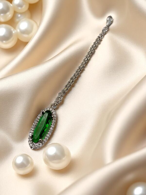 Elegant Green Maang Tikka with Stone Detailing