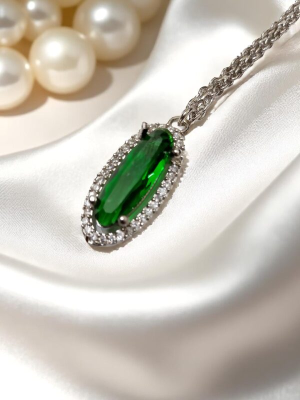 Elegant Green Maang Tikka with Stone Detailing - Image 2