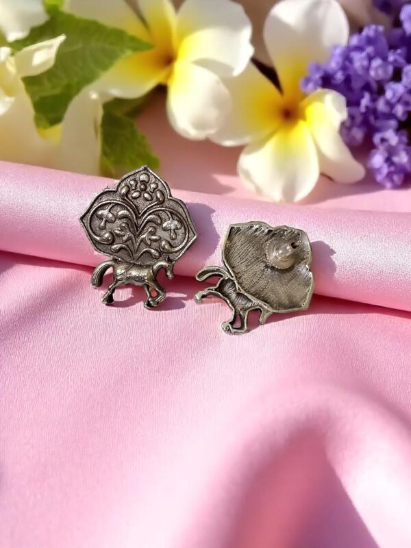 Oxidised Horse Motive Earring - Image 3