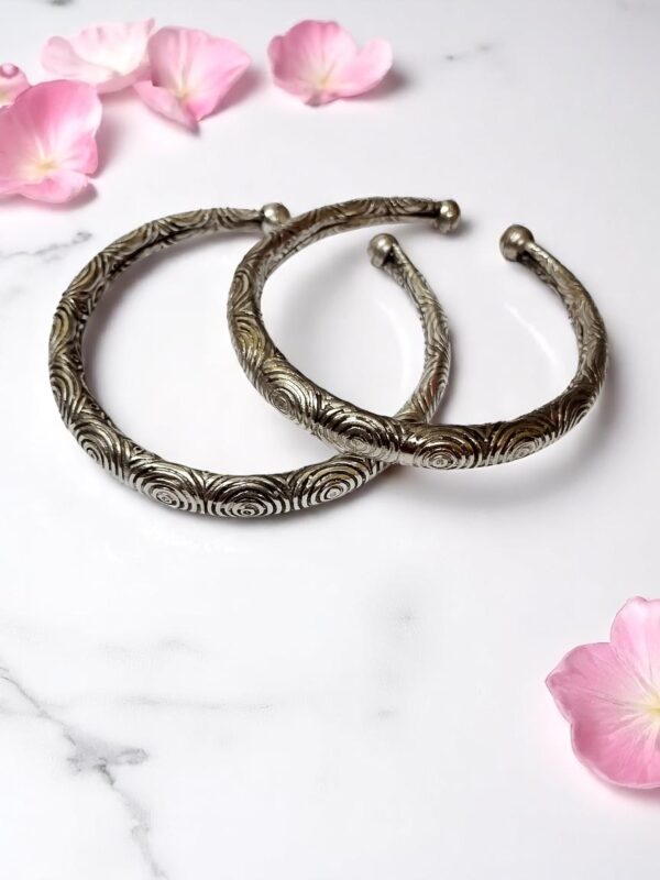 Antique Finish Round Wave Design German Silver Kada (Pair)