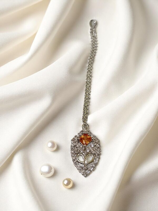 Elegant Silver-Toned Maang Tikka with Stone Detailing