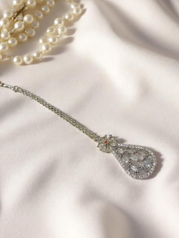 Elegant Maang Tikka with Stone Detailing