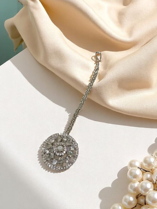 Elegant Silver-Toned Maang Tikka with Stone Detailing