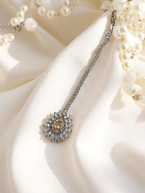 Elegant Rani Maang Tikka with Stone Detailing