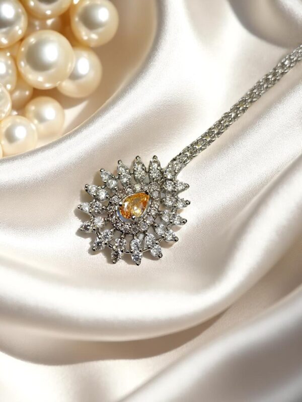 Elegant Rani Maang Tikka with Stone Detailing - Image 2
