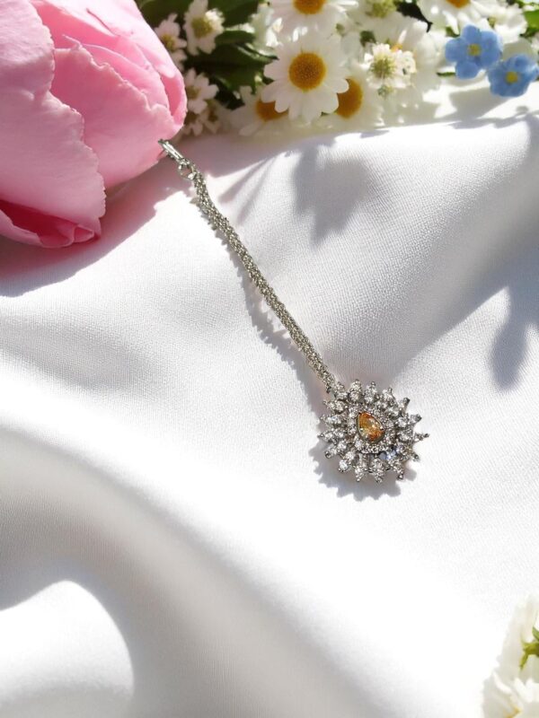 Elegant Rani Maang Tikka with Stone Detailing - Image 3