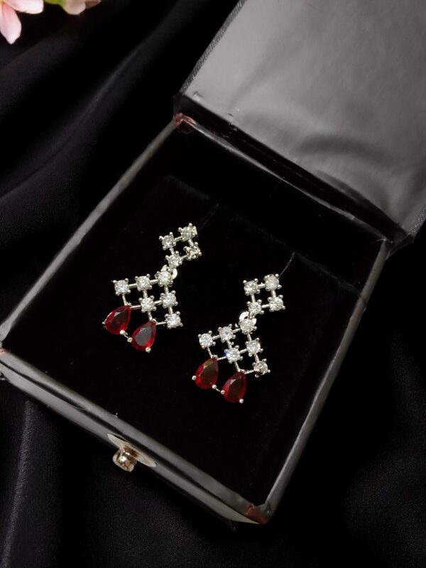 Gorgeous Red Ad Stone Neckalec
