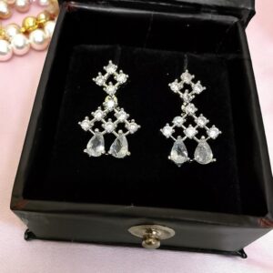 Gorgeous White Ad Stone Neckalec