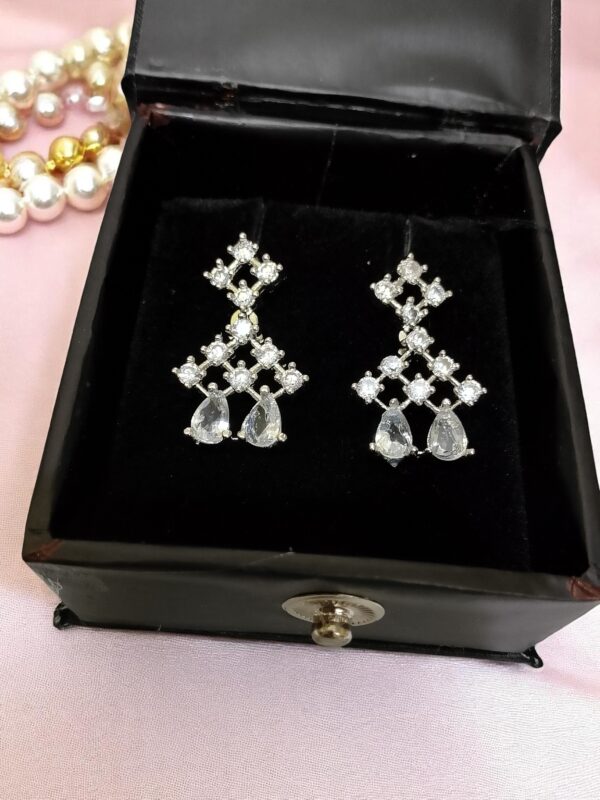 Gorgeous White Ad Stone Neckalec
