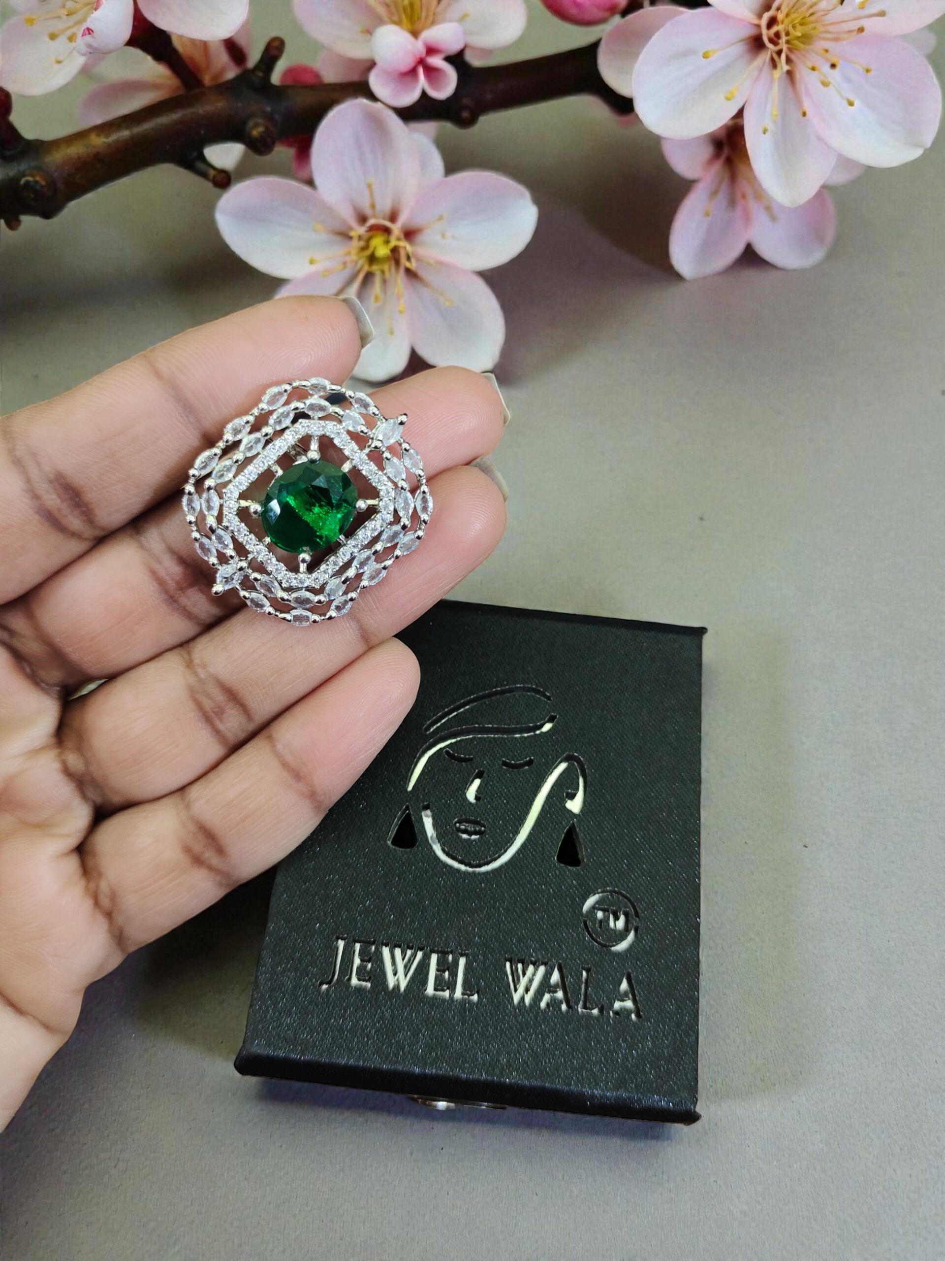 Jewel Wala Elegant Emerald Finger Ring - Image 2