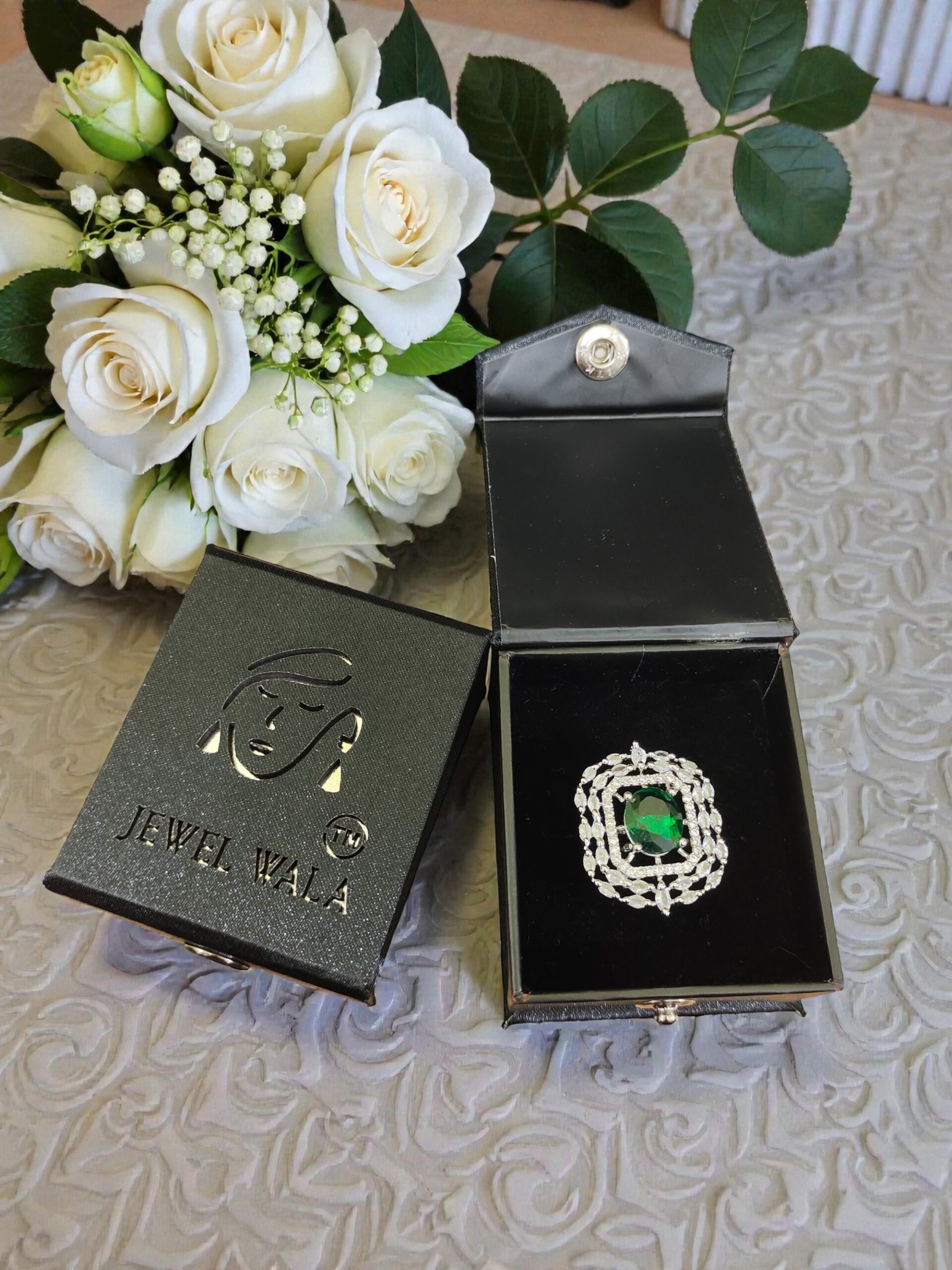 Jewel Wala Elegant Emerald Finger Ring - Image 3